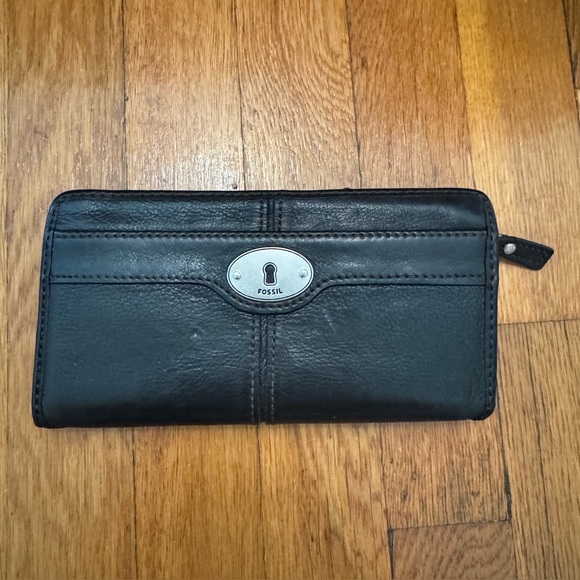 Fossil Maddox Zip Around Women's Soft Genuine Black Leather Wallet - Picture 1 of 11